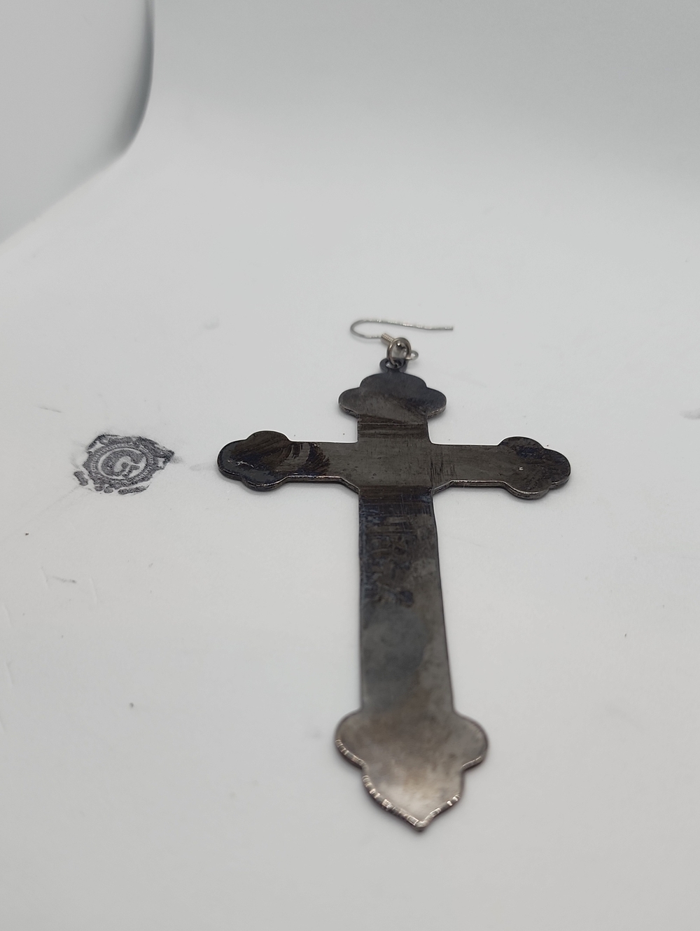 GASOLINE GLAMOUR SCALLOPED CROSS EARRING